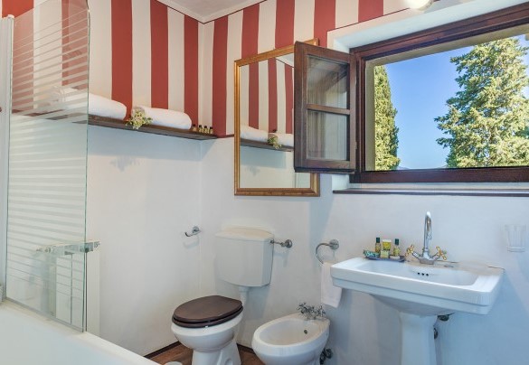 Il bagno en-suite con vasca al primo piano - Villalta