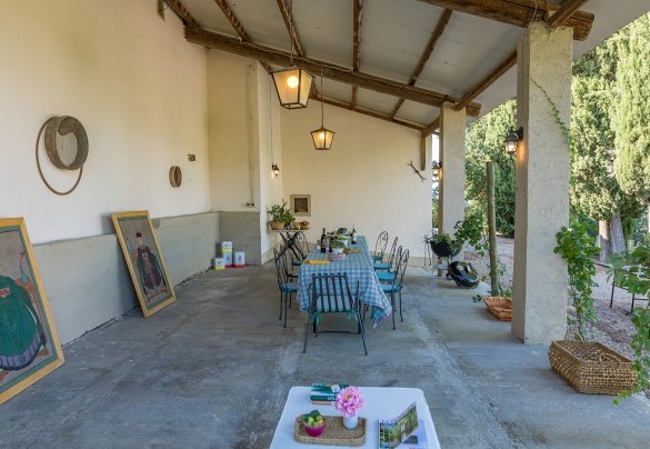 Il portico ombreggia il tavolo da pranzo - Villalta