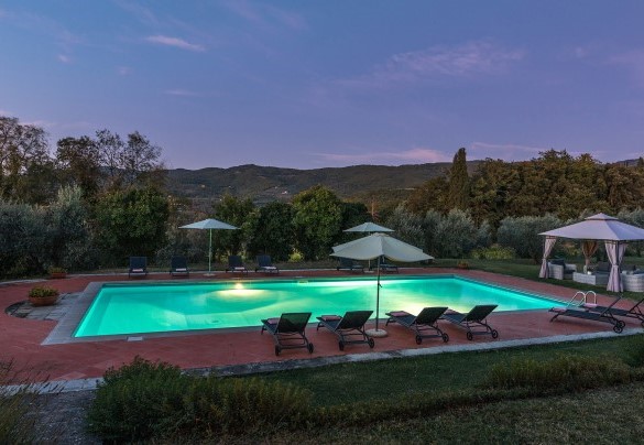 La piscina dotata di illuminazione interna - Villalta