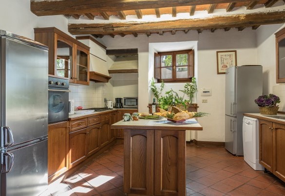 La cucina dallo stile rustico collegata con l'esterno - Villalta