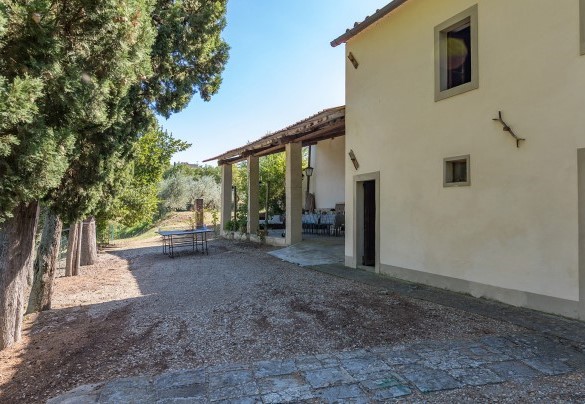 Il cortile costeggia la villa con tavolo da ping-pong - Villalta