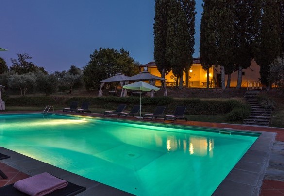 La zona piscina illuminata - Villalta