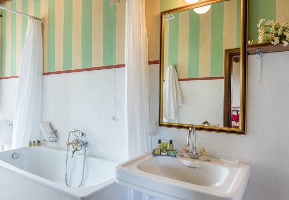 Il colorato bagno en-suite con vasca - Villalta