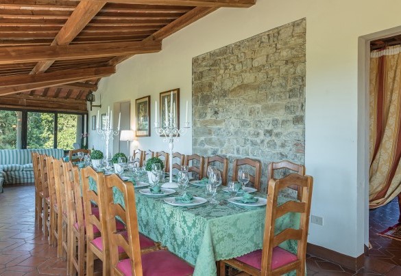 Il vasto tavolo da pranzo nella veranda - Villalta