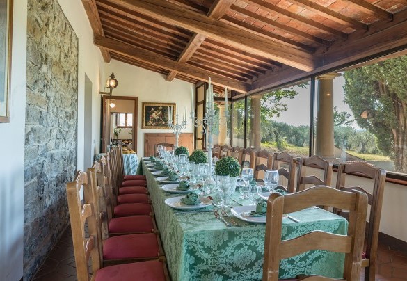 Il vasto tavolo da pranzo nella veranda - Villalta