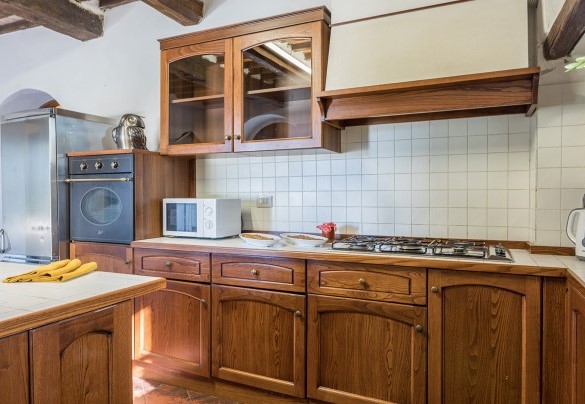 La cucina dallo stile rustico collegata con l'esterno - Villalta