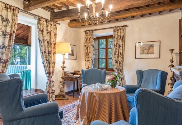 La sala lettura con diverse poltrone - Villalta