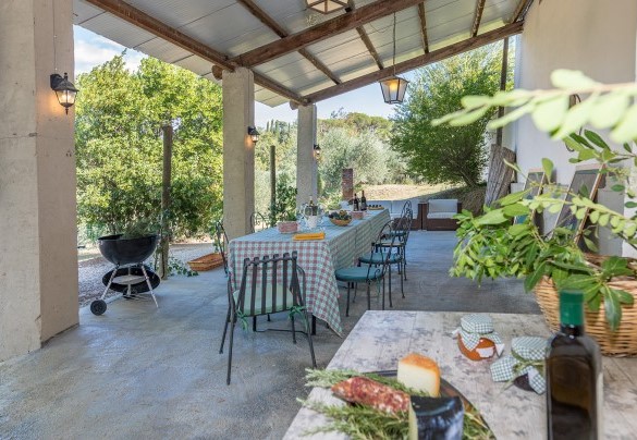 Il portico ombreggia il tavolo da pranzo - Villalta