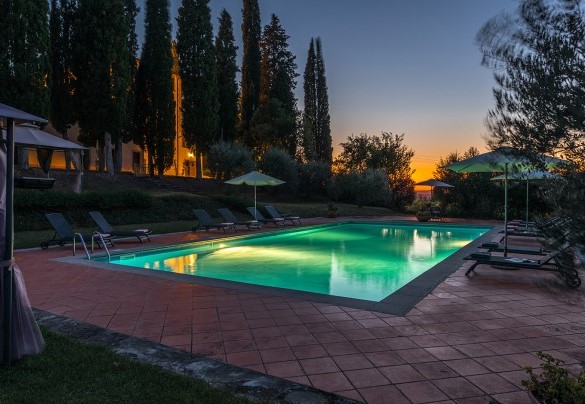 La piscina dotata di illuminazione interna - Villalta
