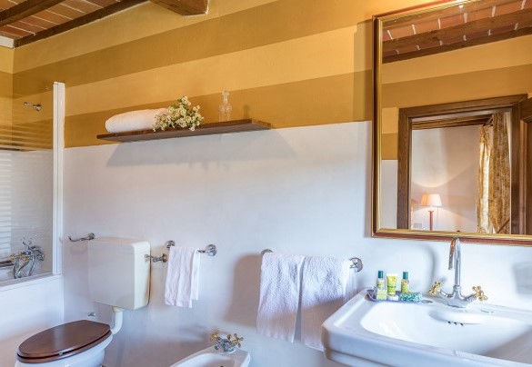 Il bagno en-suite con vasca al primo piano - Villalta