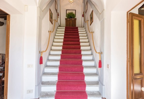 L'elegante scalinata porta al piano superiore - Villalta