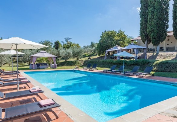 Diversi lettini compongono l'area solarium - Villalta