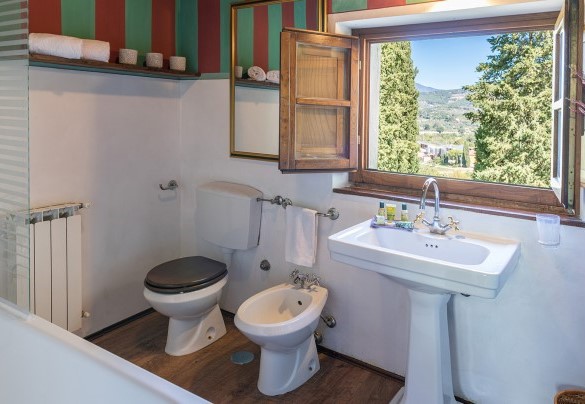 Il bagno al primo piano con vasca - Villalta