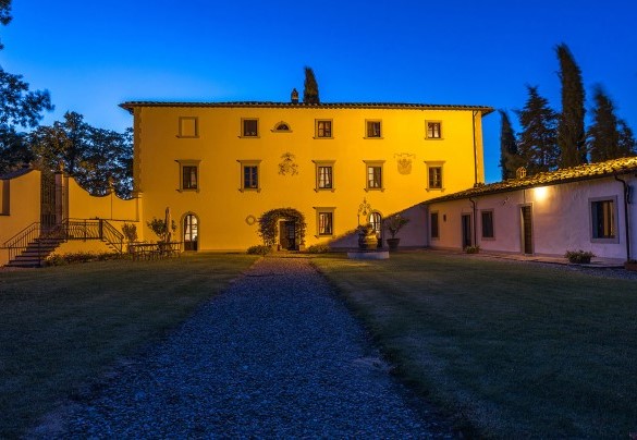 L'elegante cortile interno illuminato - Villalta