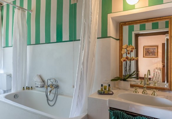Il colorato bagno en-suite - Villalta