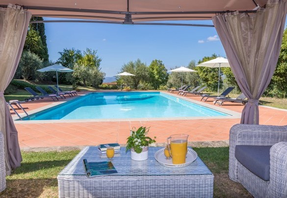 Un gazebo ripara la zona relax accanto la piscina - Villalta