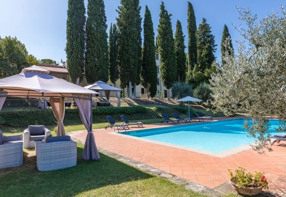 L'area relax accanto la piscina - Villalta