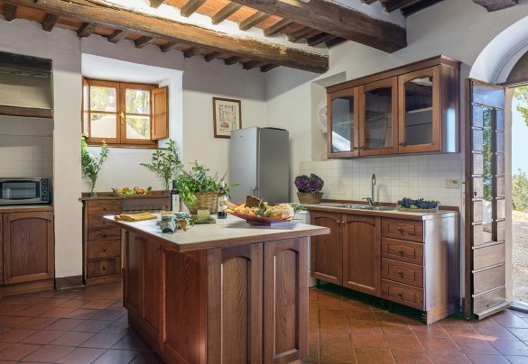 La cucina dallo stile rustico collegata con l'esterno - Villalta