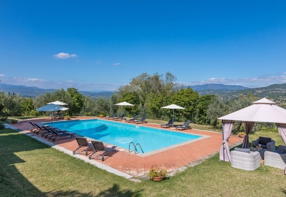 Il panorama mozzafiato apprezzabile dalla piscina - Villalta