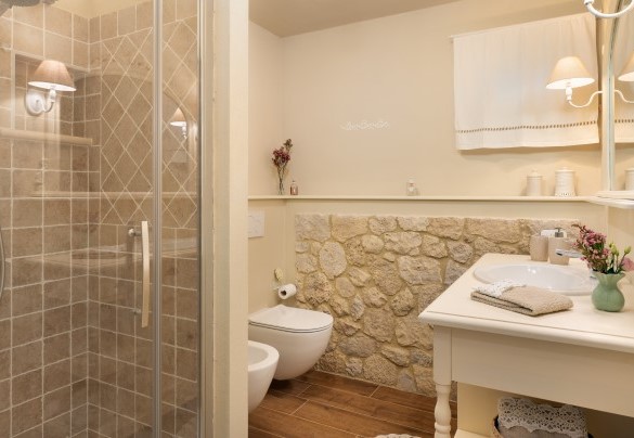 Bathroom with shower no.1 on the ground floor - Villino Ariachiara