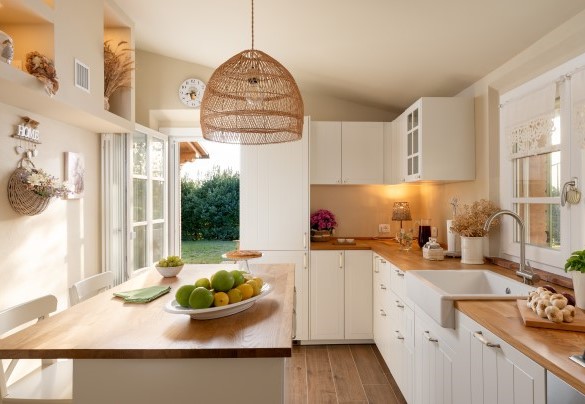 Fully equipped kitchen with central island - Villino Ariachiara