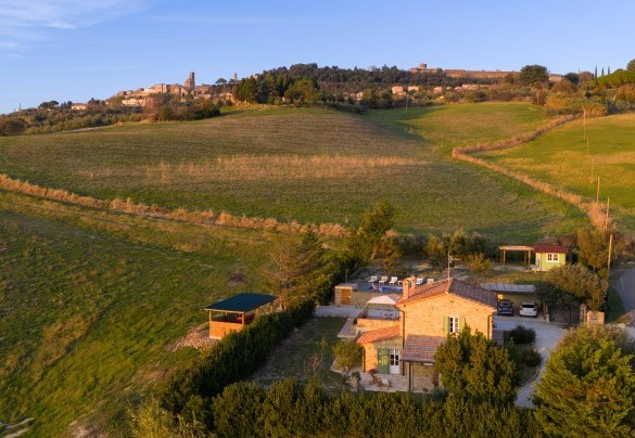 The house at sunset, with the medieval city of Volterra in the background - Villino Ariachiara