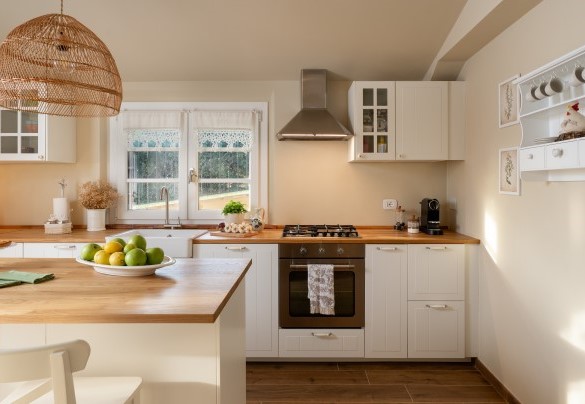 Fully equipped kitchen with central island - Villino Ariachiara
