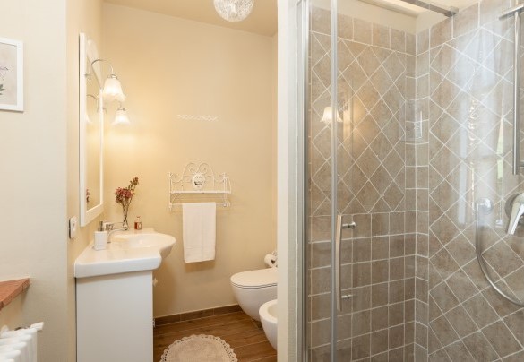 Bathroom with shower no.2 on the first floor - Villino Ariachiara