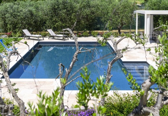 The swimming pool is L-shaped and has a surface area of about 57 m² - Villino Le Moie
