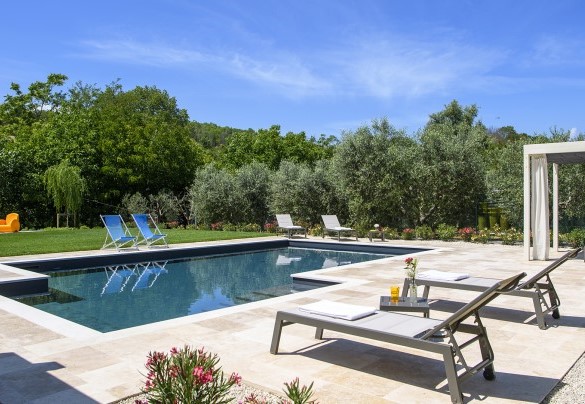 The solarium has sun loungers and a gazebo furnished for complete relaxation by the pool - Villino Le Moie