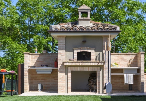 The outdoor kitchen area with barbecue, wood-burning oven and sink - Villino Le Moie