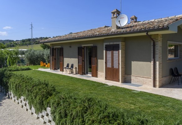 The back of the villa, and the direct access from the bedrooms and living area - Villino Le Moie