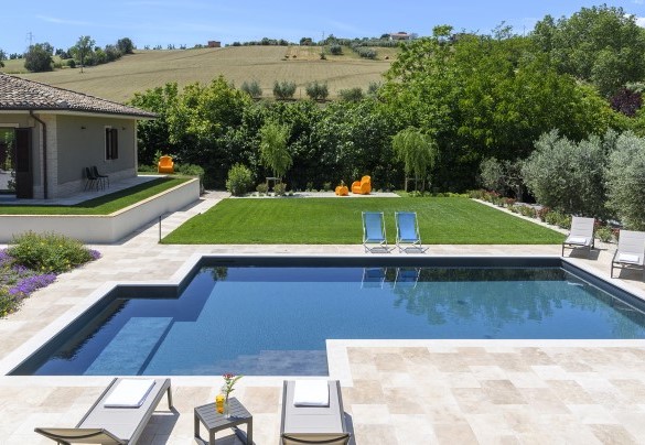 The swimming pool, accessible via Roman steps, has a minimum depth of 1.10 m and a maximum of 1.40 m – Villino Le Moie