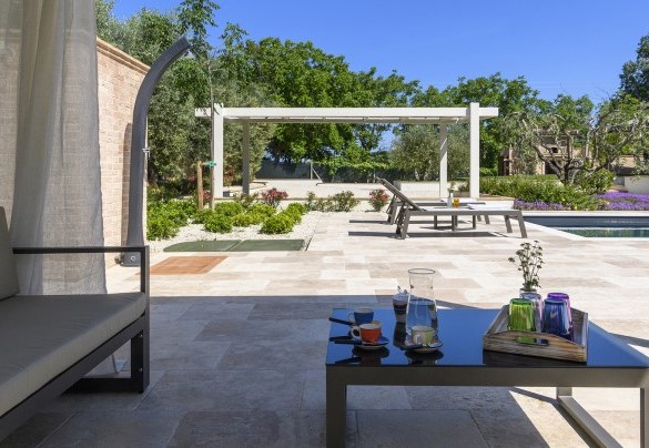Solarium with gazebo and at the end the pergola, whose roof houses photovoltaic panels, used as a parking lot - Villino Le Moie