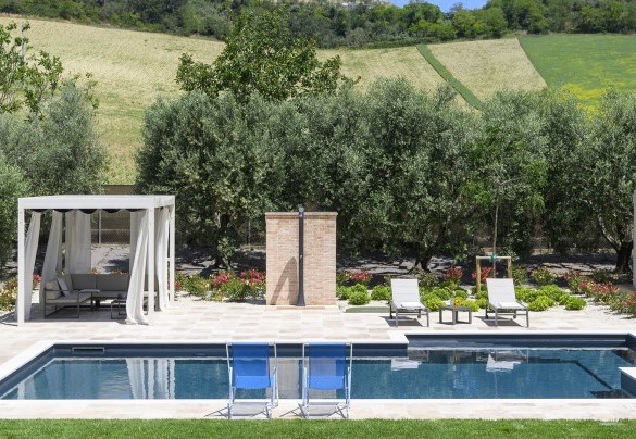 The solarium features sun loungers and a gazebo furnished for complete relaxation by the pool - Villino Le Moie