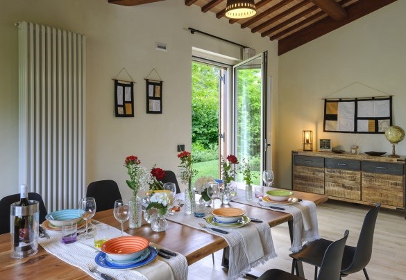 The living and dining area, in open space with the kitchen and with direct access to the outside - Villino Le Moie