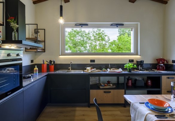 The kitchen, modern and fully equipped, with an open-space dining area - Villino Le Moie
