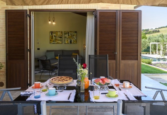 Outdoor dining area with umbrella - Villino Le Moie