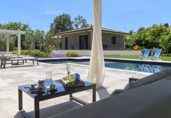 The swimming pool is about 10 meters from the house and is positioned at a slightly lower level - Villino Le Moie