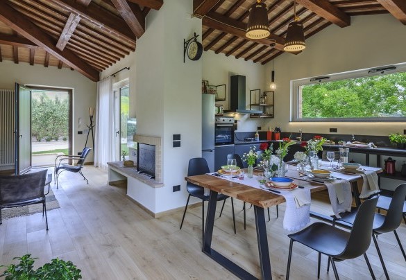 The living and dining area, in open space with the kitchen and with direct access to the outside - Villino Le Moie