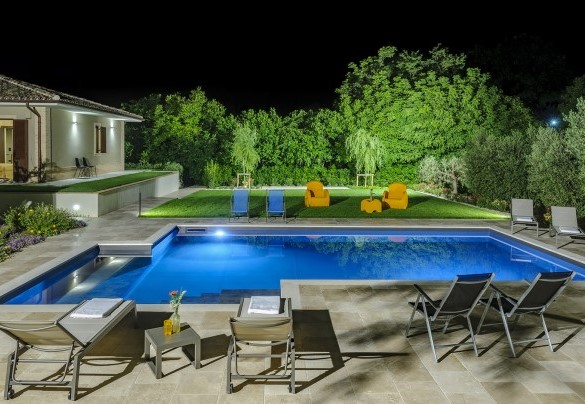 The villa and the swimming pool in the evening lights - Villino Le Moie