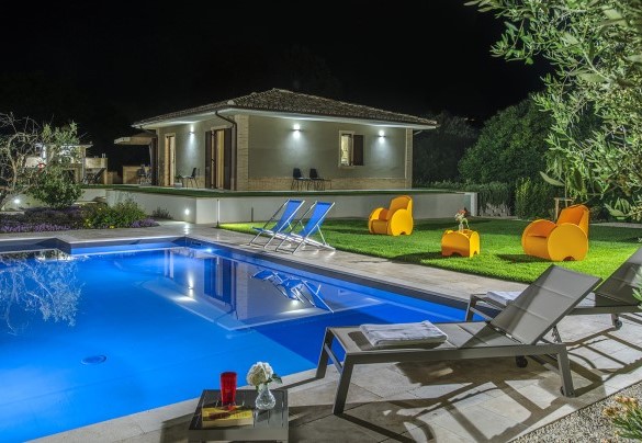 The villa and the swimming pool in the evening lights – Villino Le Moie