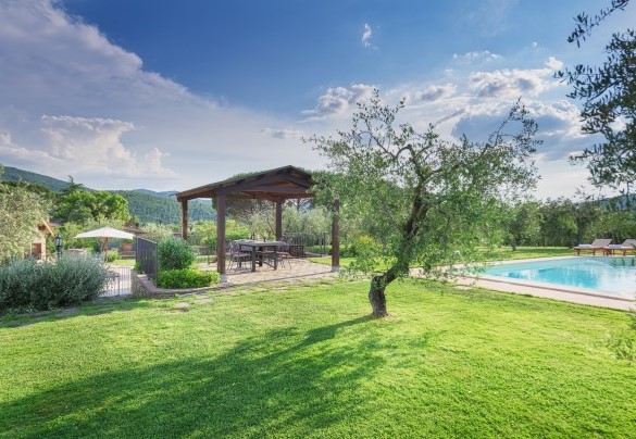Gazebo equipped for alfresco meals in the pool area - Vinciluna 