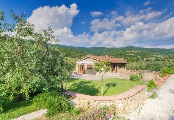 A typical Tuscan farmhouse in open-face stone - Vinciluna