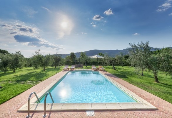 The pool measures 4 x 8 m with the depth varying from 1.20 m to 1.80 m - Vinciluna