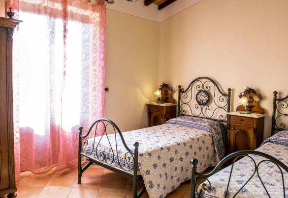Twin bedroom n.1 with joinable beds, with adjacent bathroom with shower – Vinciluna 4