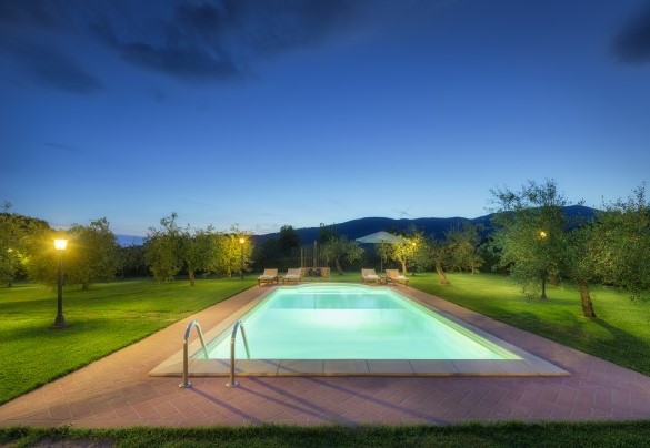 The spectacular swimming pool illuminated at night - Vinciluna