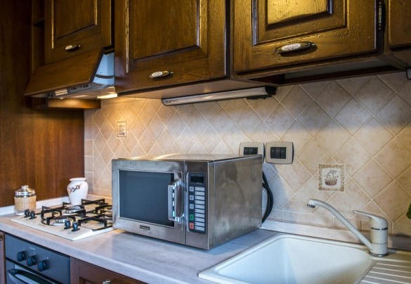 A detail of the equipped kitchen – Vinciluna 4