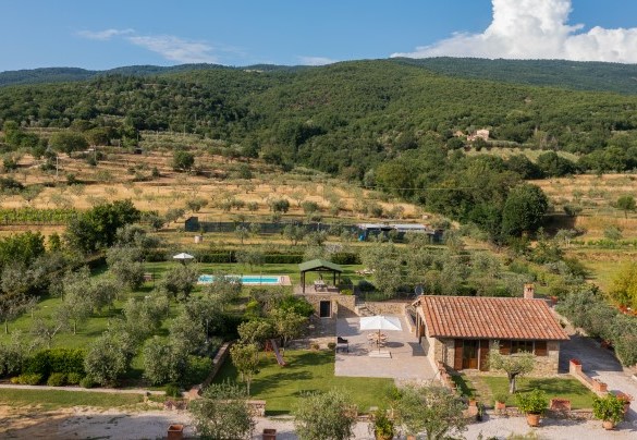 The property is situated on the gentle hills near Cortona - Vinciluna   