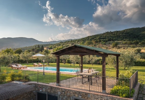 The wooden gazebo, furnished with table and chairs, in the pool area - Vinciluna 